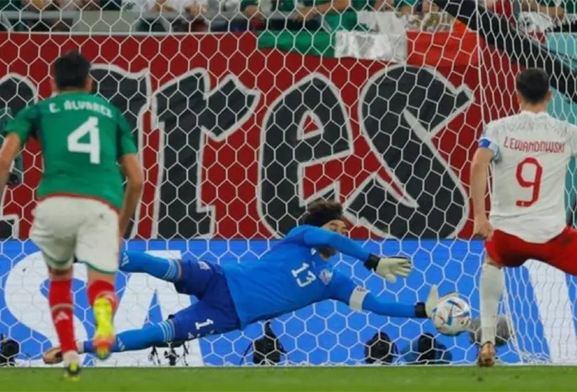 La atajada de Memo Ochoa en el partido contra Polonia.