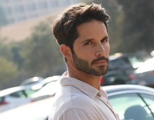 Era uno de los estudiantes del colegio. Se casó con Ilean Almaguer en la vida real.