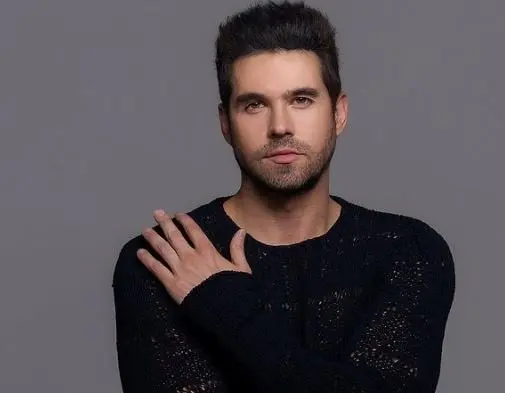 Era un estudiante del colegio, que pertenecía al grupo de “Los guapos”, quien se enamora de “Patito” sin importar los prejuicios que todos tienen sobre ella.