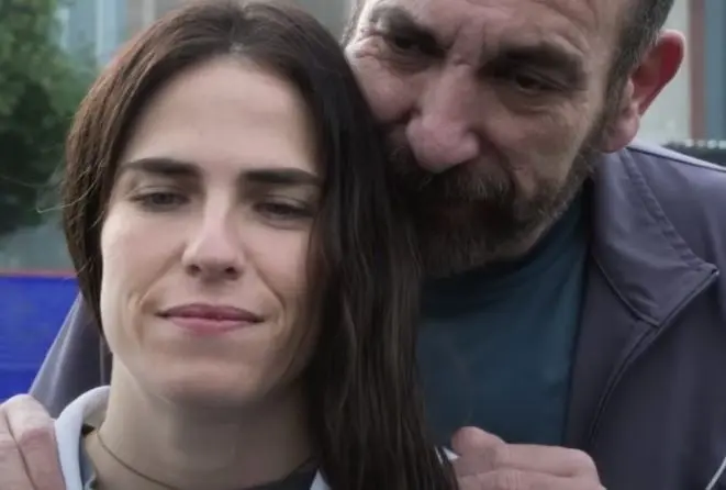 Ellas son guiadas por un reconocido entrenador mexicano, al que señalan de cometer abusos con sus subordinadas, por ello, la película dice estar basada en hechos reales. 