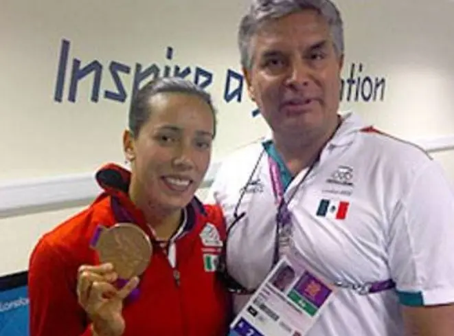 En la vida real, justo antes de esa competencia olímpica, se dio un escándalo en la Federación Mexicana de Natación, cuando los padres de la clavadista Laura Sánchez, quien en ese entonces tenía 15 años, denunciaron que el entrenador Francisco Rueda abusaba de su hija, luego de que la madre de ésta leyó su diario. 
