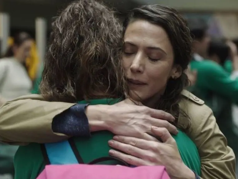 En la película la madre de Nadia, la clavadista de 14 años, lee el diario de su hija y descubren que sostenía relaciones con el entrenador Braulio, sin embargo, tanto la joven como el entrenador lo negaron, por lo que ambos pudieron seguir conviviendo.