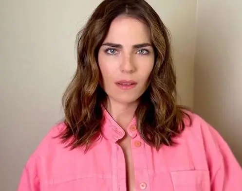  “Conocí historias muy inspiradoras, muy valientes, de mujeres que alzaron la voz antes de todos los movimientos que hemos visto. Me sentí muy comprometida con poder dignificar el camino de una sobreviviente y de poder concientizar el abuso y cómo la sociedad nos ha enseñado a normalizarlo”, dijo Karla Souza a 'Vogue'. 