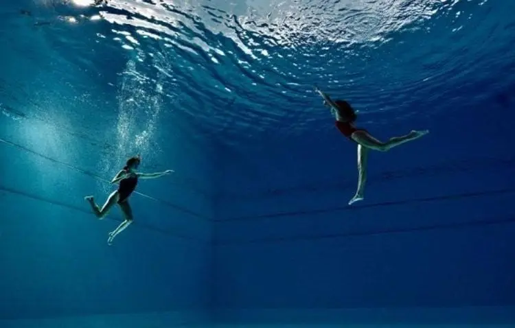 En la película, Mariel es una clavadista mexicana que se prepara para competir en los Juegos Olímpicos de Atenas 2004. Su pareja se lesiona y el entrenador Braulio le pide que haga equipo con una joven de 14 años que recientemente se incorporó a los entrenamientos, de nombre Nadia. 