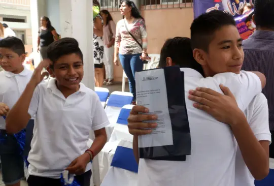 Los alumnos están por salir de vacaciones. Los alumnos están por salir de vacaciones.