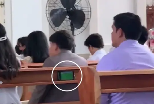 Hombre ve el Mundial en la iglesia