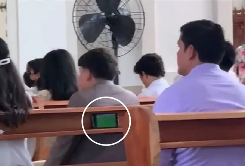 Hombre ve el Mundial en la iglesia Hombre ve el Mundial en la iglesia