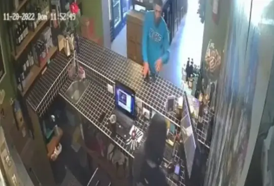 La joven logró saltar el mostrador cuando el individuo se le acercó amenazándola La joven logró saltar el mostrador cuando el individuo se le acercó amenazándola