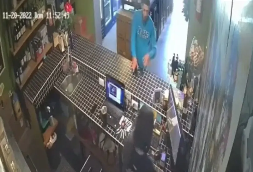 La joven logr&oacute; saltar el mostrador cuando el individuo se le acerc&oacute; amenaz&aacute;ndola 