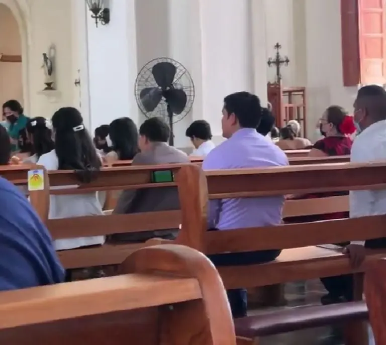 Hombre ve el Mundial en la iglesia (Twitter)