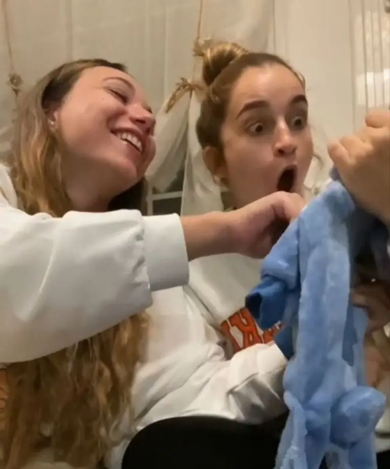 Le regala a su sobrina ropa para perro (TikTok)