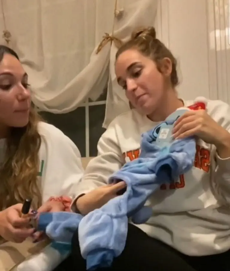 Le regala a su sobrina ropa para perro (TikTok)