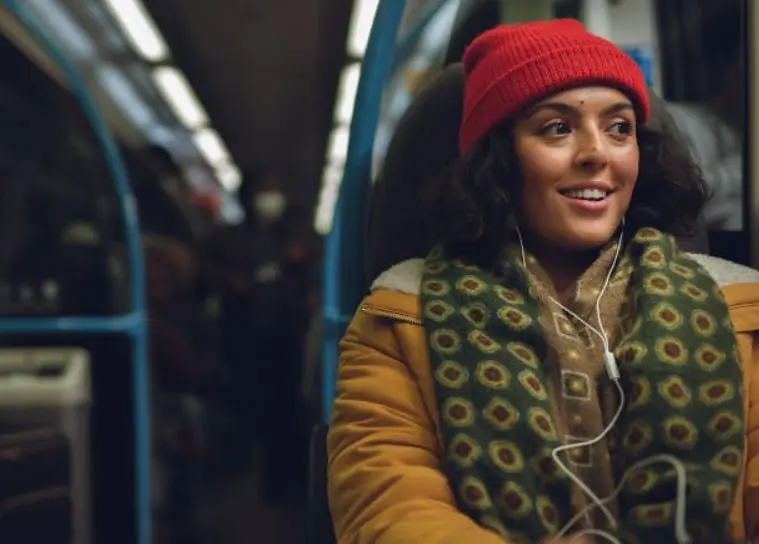 Dos jóvenes enamorados deben separarse en una estación de tren en Londres para ir a visitar a sus respectivas familias durante la Navidad; pero deciden cambiar de trenes para sorprenderse mutuamente.