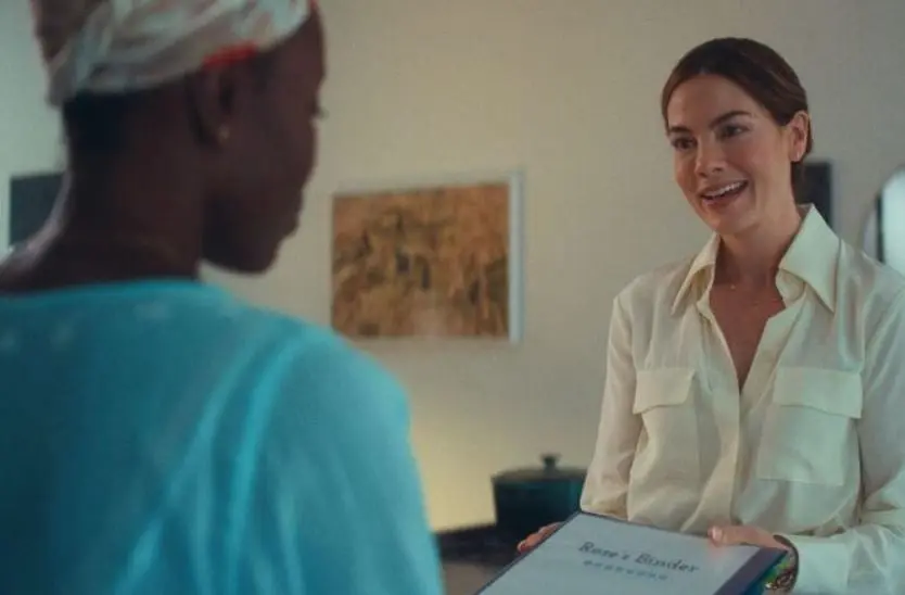 Una mujer abandona Senegal para trabajar como niñera en una familia de clase alta; pronto comienza a percibir una oscura presencia que le hace ver  visiones perturbadoras.