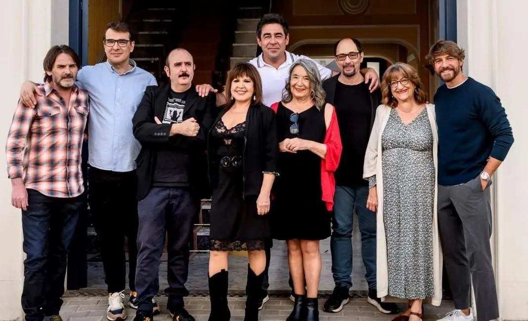 Los inquilinos del Mirador de Montepinar se ven obligados a trasladar su residencia a un edificio del centro de la ciudad, tras la expropiación de sus viviendas. Poco a poco tendrán que ir adaptándose al nuevo vecindario.