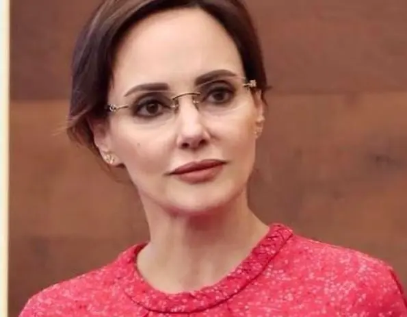  El periodista Vicente Serrano fue agredido físicamente en un restaurante. Téllez lo amenazó en un programa: “Vicente, sabemos muy bien quién eres. Sabemos que no eres un periodista, sabemos que eres la muñeca fea que llora por los rincones y ahora más porque te asustaste porque te pusieron un alto. Y así, Vicente, ten mucho cuidado cuando salgas (…) Y si un día nos vemos, Vicente, pues ten cuidado, porque aquí como me ves mujer, yo tengo más pantalones que tú”.