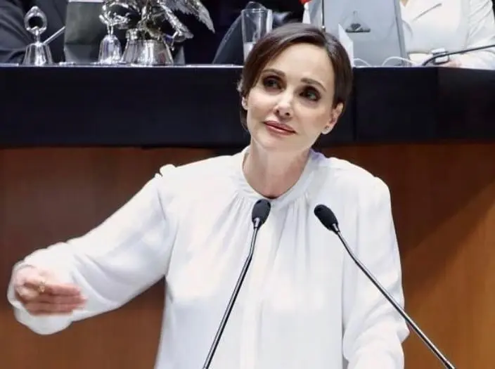 Es una de las senadoras con más faltas. En lo que va de la legislatura, la Téllez ha registrado 26 faltas, y 64 presuntas asistencias que quedaron registradas, en las cuales no se registró ningún voto suyo, lo que indica que “pasó lista” y después se retiró.