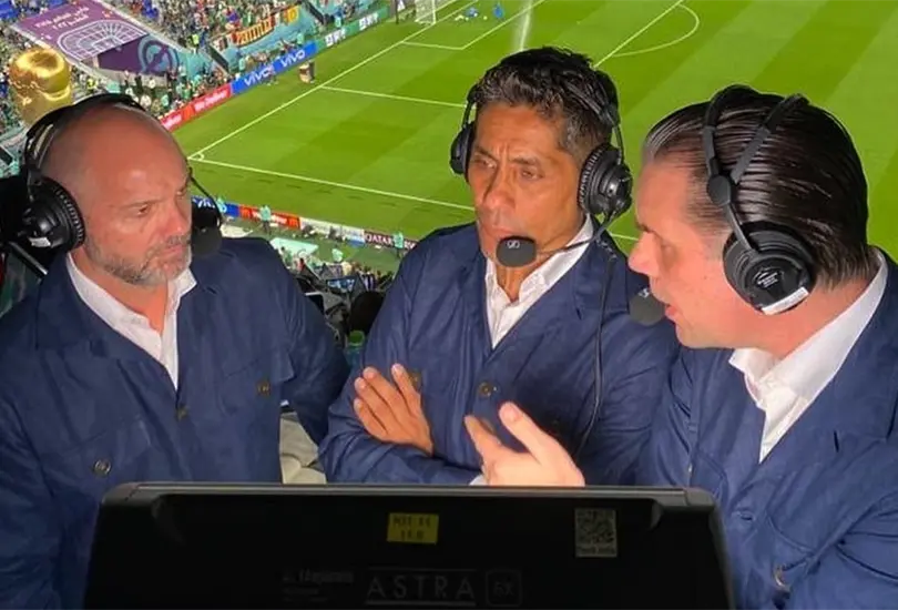 Actor de Televisa presume que ve mundial por TV Azteca. 