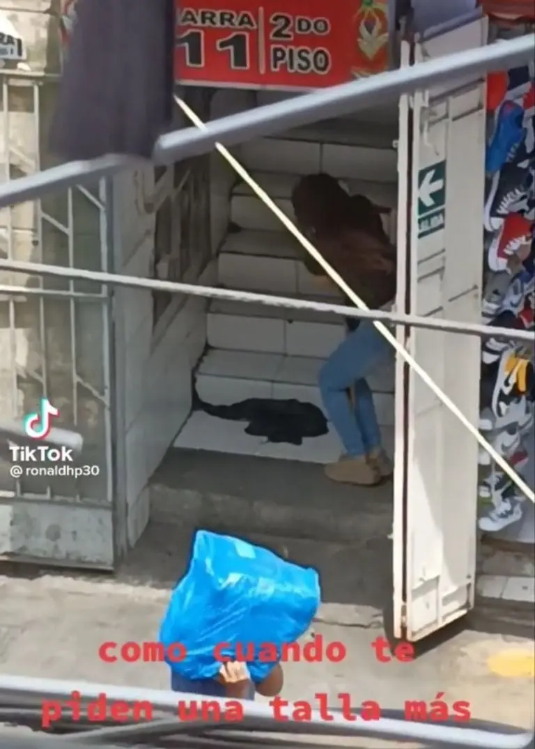 Vendedora agranda tenis con un palo de escoba (TikTok)