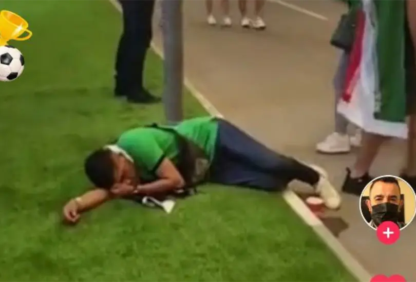 El usuario de TikTok Roger Beltran asegur&oacute; que se trataba de un mexicnao, sin embargo, la playera que utiliza se asemeja m&aacute;s a la de la afici&oacute;n de Ir&aacute;n o Arabia Saudita