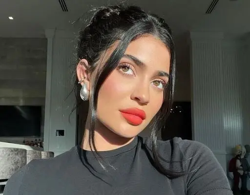 La empresaria y socialité estadounidense tiene 372 millones de seguidores. 