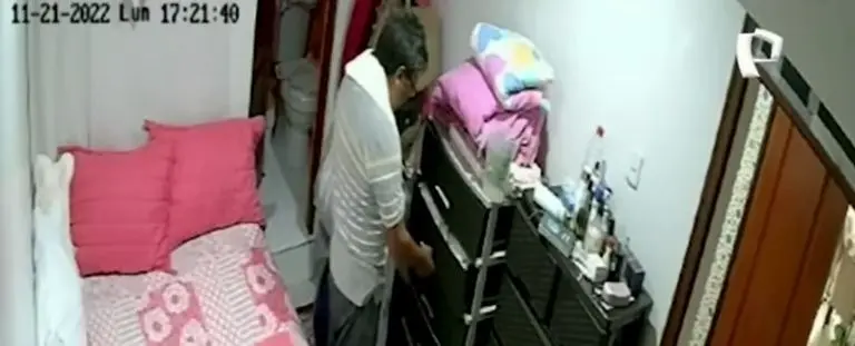 El hombre fue captado mientras revisaba los cajones de la ropa. Foto: especial.
