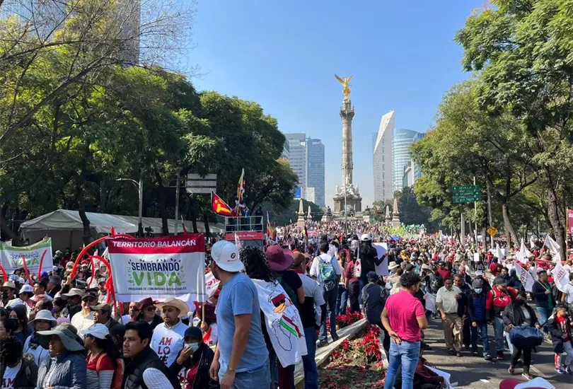 Simpatizantes de todo el pa&iacute;s llenan de fiesta Paseo de la Reforma