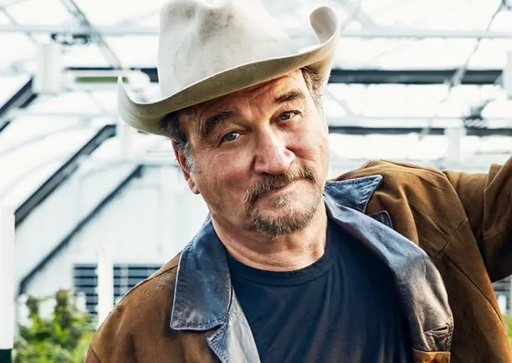 Es el Santa que engaña a Howard Langston y lo convence de comprar un muñeco de Turbo Man falso. 