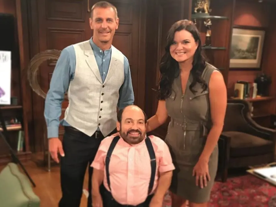 Es el ayudante de Santa, quien participa en el engaño al papá de Jamie en la bodega clandestina.