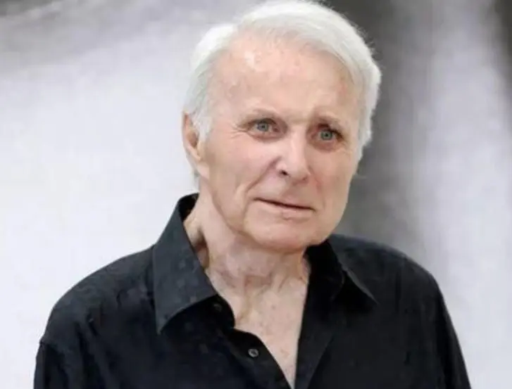 Es el policía con el que Howard Langston tiene incidentes durante Navidad con tal de conseguir el muñeco favorito de los niños. Falleció en febrero de 2020. 