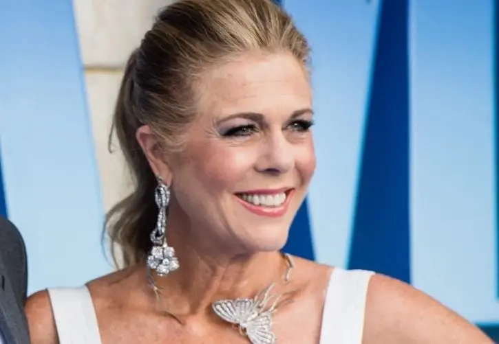 Es la madre de Jamie y esposa de Howard. Es quien le recuerda que debe comprar el muñeco de Turbo Man. 