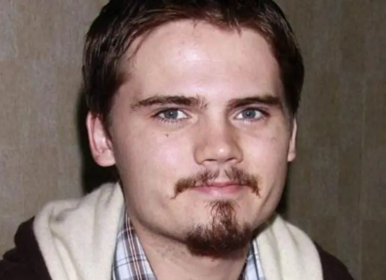 Es un niño quien practica karate y sueña tener un muñeco de Turbo Man como regalo de Navidad. 