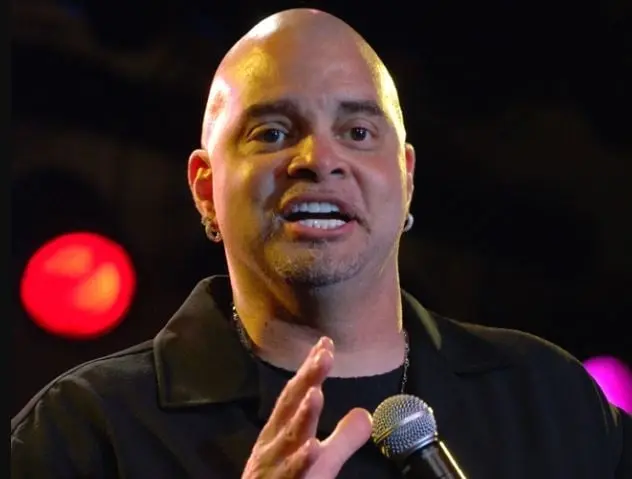 Es un cartero, quien busca comprar el muñeco de Turbo Man para regalárse lo a su hijo.