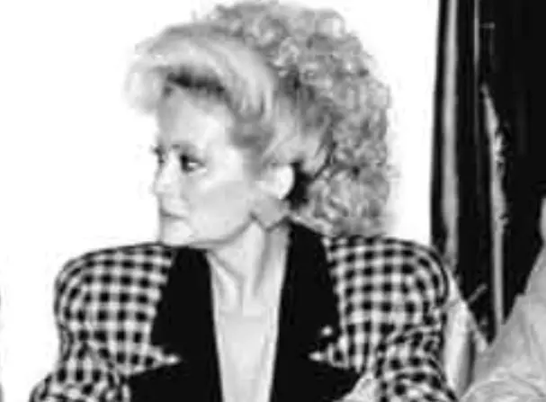 En 1977 se convierte en Secretaria General de la Sección 36 del SNTE, correspondiente al Estado de México, y ese mismo año, fue elegida como diputada federal a la LI Legislatura, de 1979 a 1982.