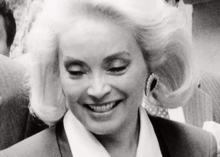 De Chiapas se trasladó a Nezahualcóyotl, Estado de México en 1970. En ese año ingresó al Partido Revolucionario Institucional y al Sindicato Nacional de Trabajadores de la Educación (SNTE).