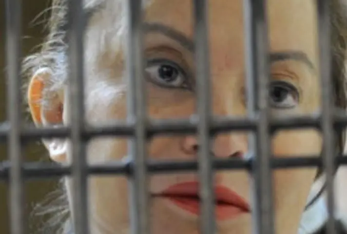 También fue acusada de depositar grandes sumas de dinero en cuentas bancarias en Suiza y de gastos cuestionables, como el mantenimiento y alquiler de un hangar y aviones, cirugías plásticas y lujos personales, de malversación de fondos y participación en el crimen organizado, por lo que fue encarcelada en el Reclusorio Femenil de Tepepan.