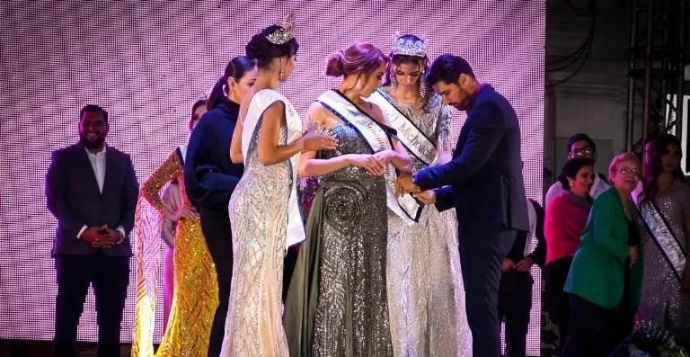 Andrea Granados recibió el reconocimiento como Segunda Princesa. Foto: Facebook (Gobierno de Sahuayo).