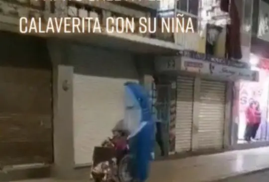 En redes sociales los internautas celebraron la acción del papá, quien incluso se disfrazó de tiburón para acompañar a su pequeña