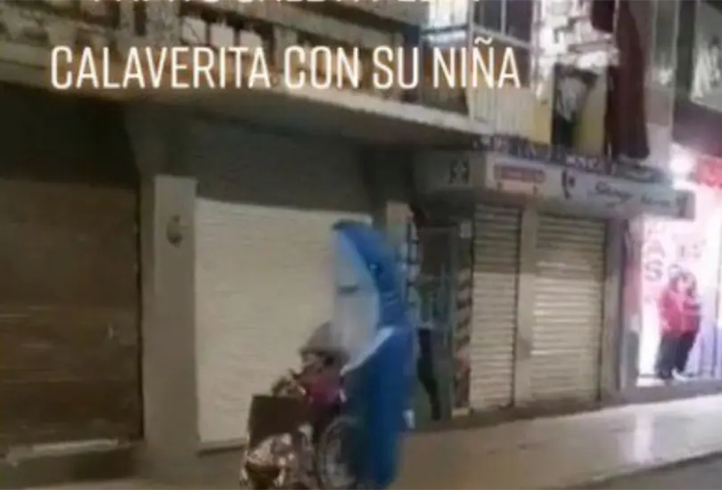 En redes sociales los internautas celebraron la acci&oacute;n del pap&aacute;, quien incluso se disfraz&oacute; de tibur&oacute;n para acompa&ntilde;ar a su peque&ntilde;a