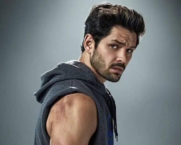 Era el hijo de Victoria y Enrique, quien estaba interesado en ser músico.