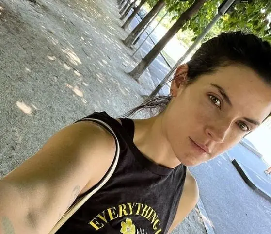 Era la hija menor de Victoria, una joven rebelde que tiene problemas de bulimia.