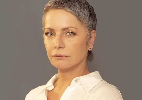 Era una de las mejores amigas de Victoria, quien suele tener aventuras amorosas con hombres más jóvenes que ella.