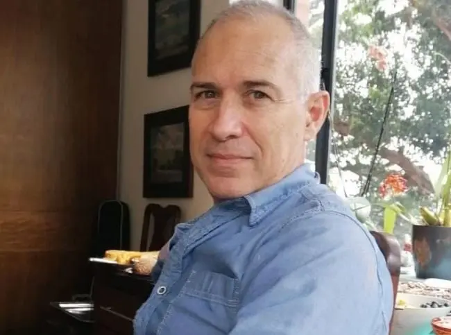 Era el esposo de Helena y mejor amigo de Enrique, también era abogado de la firma donde ambos trabajaban.