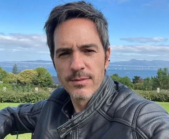 Era un joven periodista y locutor de radio que se enamora perdidamente de Victoria.