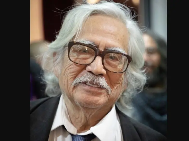 El obispo fue el encargado de enviar al padre Amaro al pueblo de Los Reyes para foguearlo en su labor.