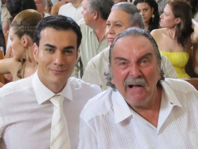 Era el presidente municipal de Los Reyes, quien presumía sus labores en infraestructura, como la creación del hospital. El actor falleció en 2011.