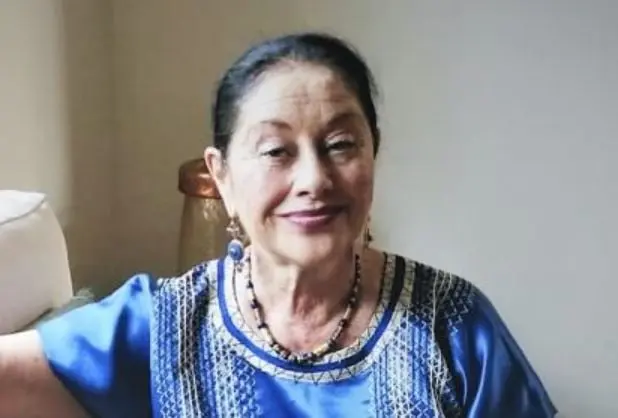 Era la dueña de una fonda y encargada de las tareas domésticas de la casa parroquial; mantenía una relación amorosa con el padre Benito.