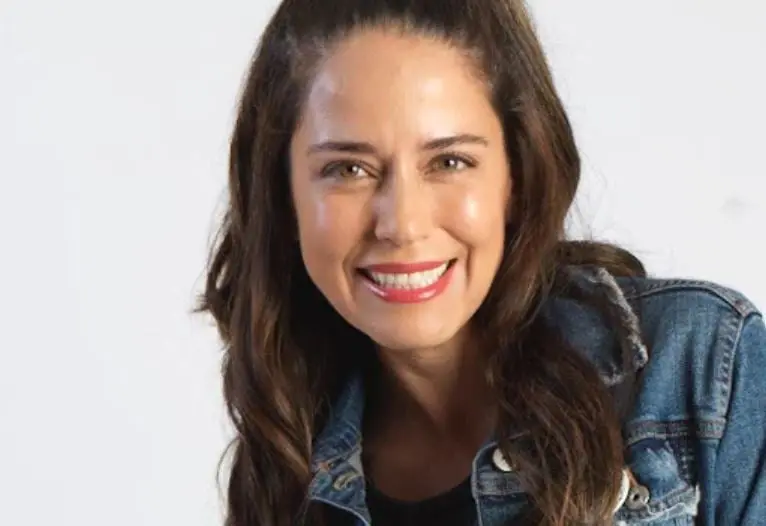 Era una joven ingenua, hija de Agustina, quien se enamora perdidamente del padre Amaro y se deja seducir por éste.