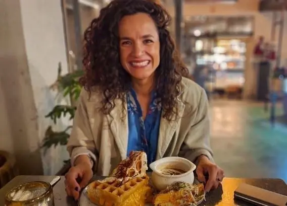 Era una joven de clase baja que era amiga de Ulises y Genaro.