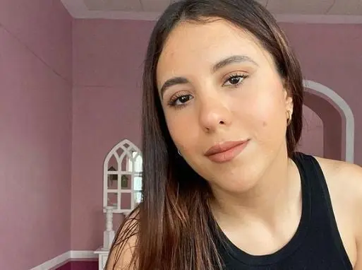 Era m&aacute;s conocida como "La g&uuml;era", y era una joven de clase alta y mejor amiga de Renata, quien la ayudaba a verse con Ulises.